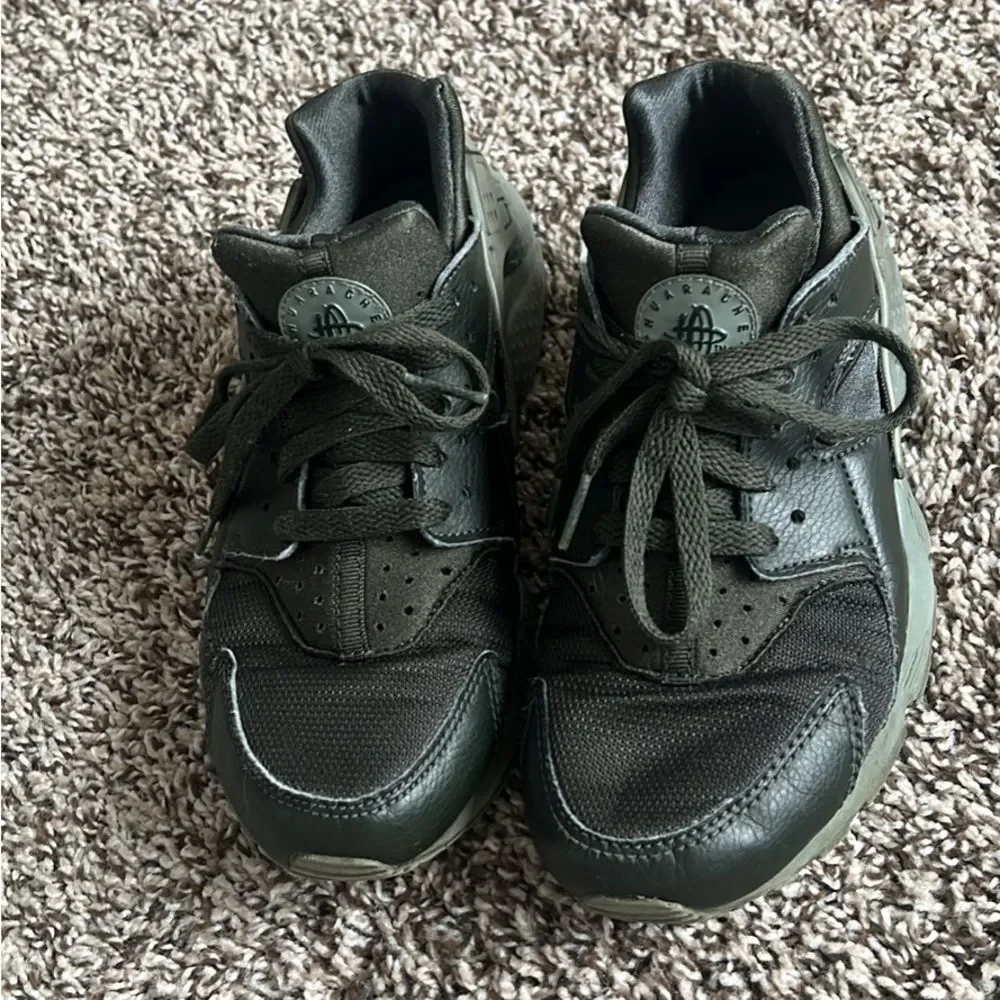Nike Huarache Run size 6Y